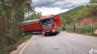 好車+好技術(shù)，看牛人駕駛員如何駕駛歐曼“自救”