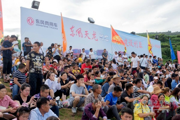 人們等待東風(fēng)商用車活動(dòng)開始