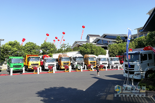 華菱星馬2019年中商務年會展車區(qū)