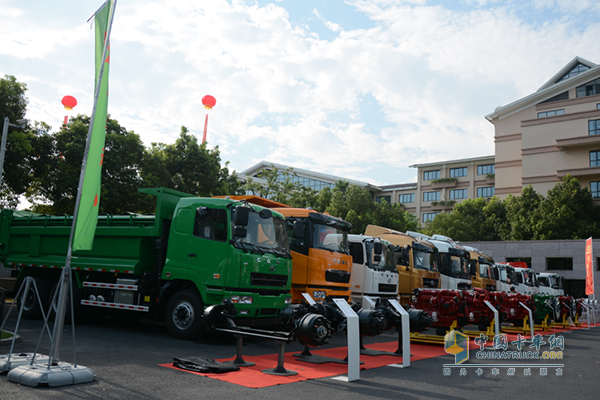 華菱星馬攜多款國(guó)六整車、發(fā)動(dòng)機(jī)、變速箱與車橋產(chǎn)品盛裝亮相年中商務(wù)大會(huì)