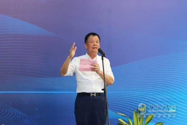 高淳區(qū)委常委、常務(wù)副區(qū)長張政對開沃重工投產(chǎn)下線表示祝賀
