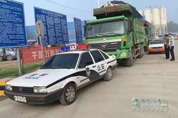 交警現(xiàn)場(chǎng)執(zhí)法