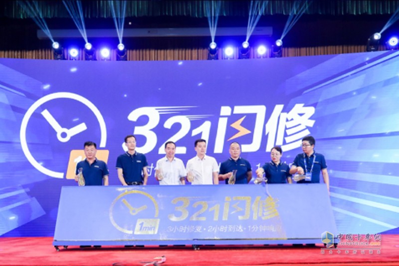 超級(jí)動(dòng)力鏈新品上市、全系國六到位、321閃修服務(wù)發(fā)布 歐曼“王炸”驚喜不斷