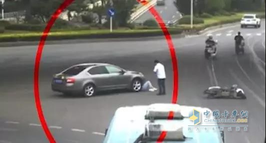 一輛轎車與電動(dòng)車相撞，情況危急
