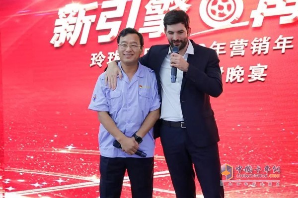 塞爾維亞總統(tǒng)投資顧問Danilo Cicmil先生(右)為玲瓏營銷團(tuán)隊(duì)打call