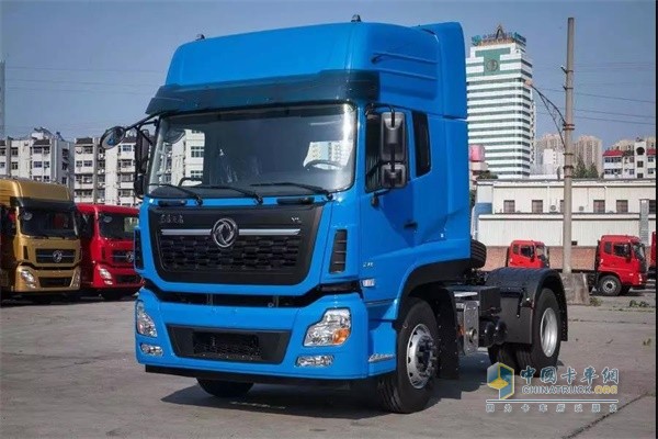 東風(fēng)商用車4x2標(biāo)載市場(chǎng)港口運(yùn)輸車