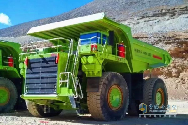 搭載康明斯發(fā)動機(jī)的礦用自卸車