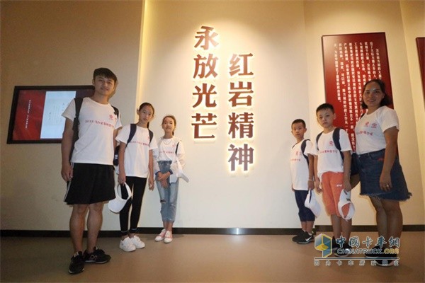 在“紅巖精神，永放光芒”前合影留念