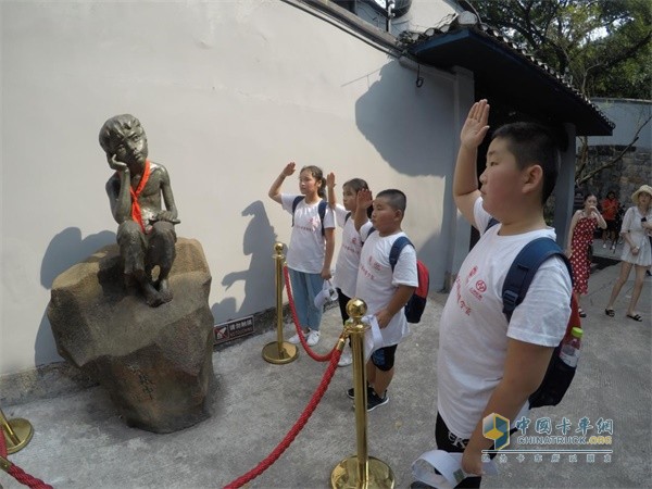 同學(xué)們向小蘿卜頭的雕像敬禮，感受革命時(shí)期“紅巖精神”的力量