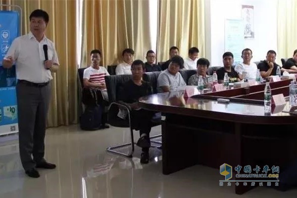 會(huì)議現(xiàn)場(chǎng)，秦總對(duì)智能加注站進(jìn)行了詳細(xì)的介紹