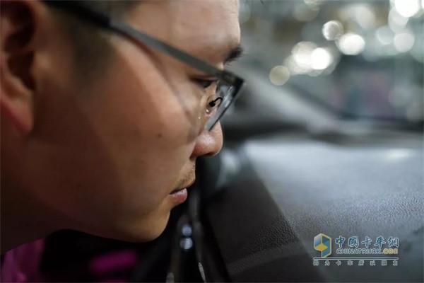 江淮汽車實(shí)驗(yàn)室內(nèi)，“金鼻子”團(tuán)隊(duì)成員正在檢測(cè)車輛氣味