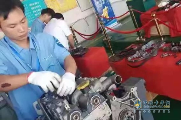 上汽躍進(jìn)石家莊站“上汽V”發(fā)動機(jī)維修保養(yǎng)技能“比武”現(xiàn)場