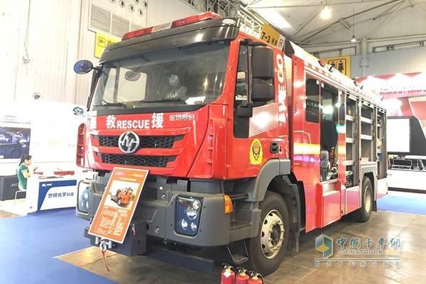 上汽紅巖消防車(chē)亮相首屆國(guó)際警用和消防裝備博覽會(huì)