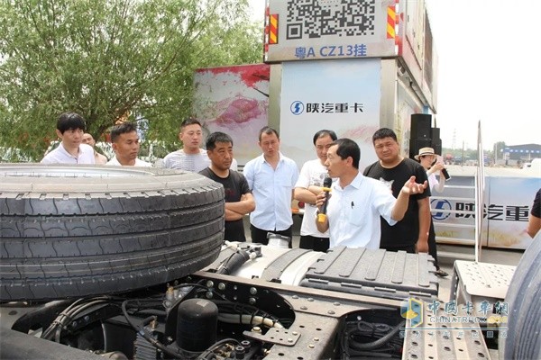 對德龍新M3000牽引車進(jìn)行720°產(chǎn)品講解