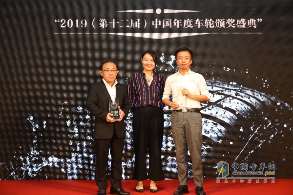 普利司通(中國)品牌市場(chǎng)本部長 井口裕之(左1)出席頒獎(jiǎng)禮