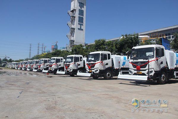 一字排開，代交付的東風天錦KR底盤環(huán)衛(wèi)車