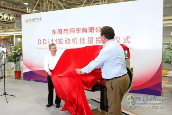 東風汽車集團總經(jīng)理、東風商用車有限公司董事長李紹燭(左)東風商用車有限公司副董事長顧潤德(右)為DDi11發(fā)動機揭幕