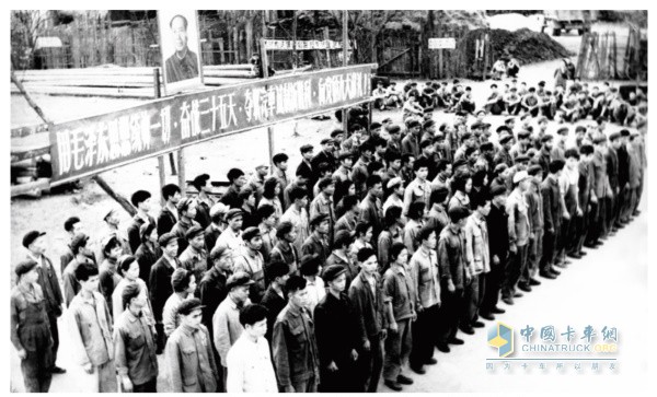 東風(fēng)柳汽1969年3月14日柳農(nóng)舉行試制廣西第一車誓師大會