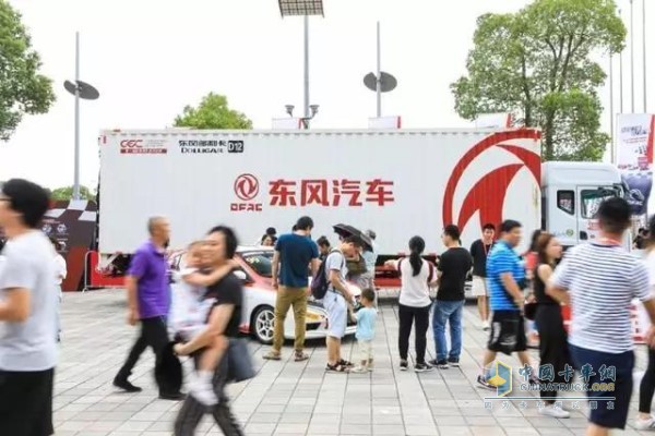 東風(fēng)多利卡D12憑借63方的大容積優(yōu)勢成為此次護送路上的主力車型