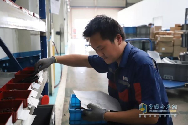 參賽選手依據(jù)現(xiàn)場發(fā)放作業(yè)指導(dǎo)書及裝配指南逐次完成揀配、分裝與裝配