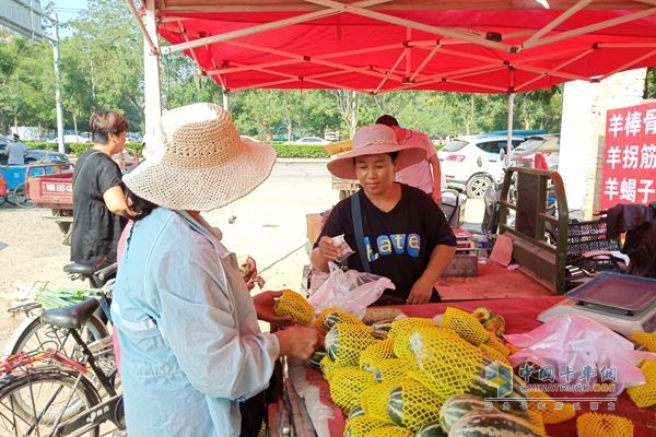 福田祥菱楊姐可是水果行當(dāng)資深銷售精英，這位買主選擇以現(xiàn)金支付