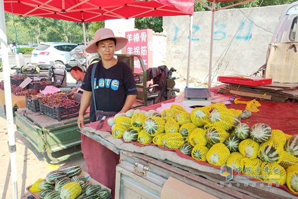 福田祥菱楊姐所在的菜市場(chǎng)，攤位管理費(fèi)每天3元一米，可分季度交付