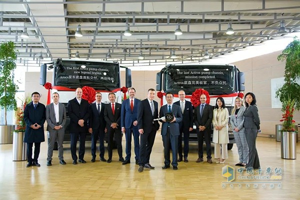 梅賽德斯-奔馳卡車將兩代泵車底盤交付其在華重要客戶三一。左六：戴姆勒卡客車(中國(guó))有限公司首席執(zhí)行官科銳銘(Ralf Kraemer)，左七：梅賽德斯-奔馳卡車市場(chǎng)、銷售及服務(wù)負(fù)責(zé)人安德烈亞斯·馮·沃爾菲爾德(Andreas von Wallfeld)，左八：三一泵送事業(yè)部董事長(zhǎng)向儒安