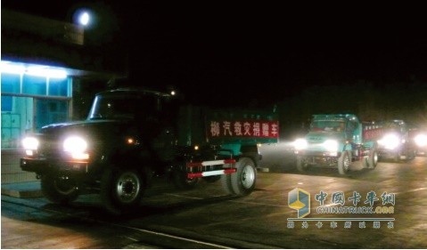 2008年5月15日深夜，捐贈(zèng)四川地震災(zāi)區(qū)的車輛駛出柳汽大門
