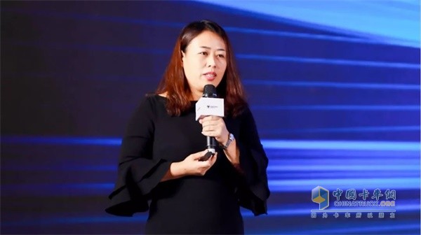 歐馬可事業(yè)部營(yíng)銷(xiāo)公司服務(wù)管理部高級(jí)經(jīng)理孟凡旺女士講解服務(wù)政策