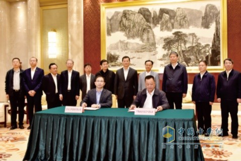 在廣西壯族自治區(qū)主席陳武（后排右四）和東風公司董事長、黨委書記竺延風（后排左七）等領導的見證下，東風公司與廣西壯族自治區(qū)簽署合作協(xié)議