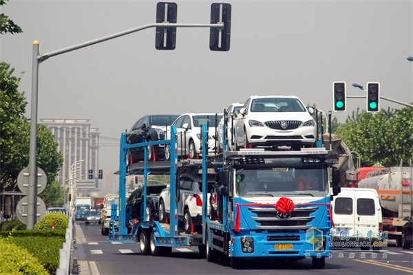 紅巖中置軸轎運(yùn)車(chē)“開(kāi)路先鋒”