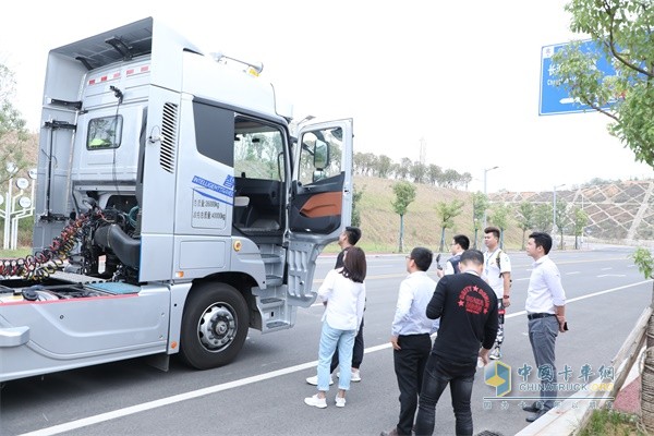 與會媒體進(jìn)行歐曼超級卡車自動駕駛試乘
