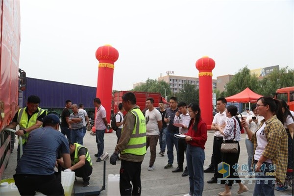 東風(fēng)天龍VL，2900公里不加油挑戰(zhàn)現(xiàn)場(chǎng)