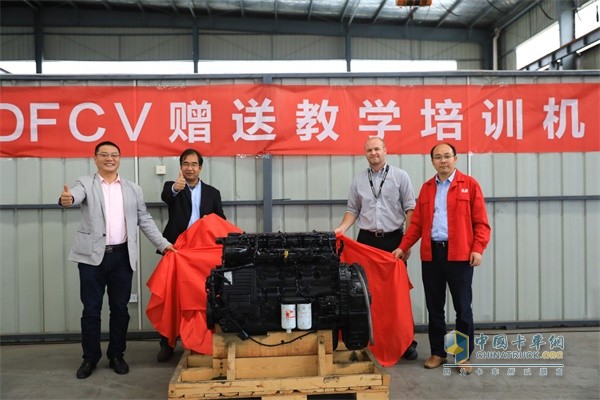 東風(fēng)商用車服務(wù)部副部長李連志、東風(fēng)商用車服務(wù)技術(shù)首席劉建科、康明斯中國服務(wù)工程總監(jiān)Ryan Putnam、東風(fēng)康明斯服務(wù)總監(jiān)劉建國為培訓(xùn)機(jī)共同揭幕