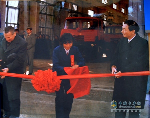 長征汽車1985年11月10日T815裝配線舉行投產(chǎn)剪彩儀式時(shí)任國家經(jīng)委副主任的朱镕基出席并題詞
