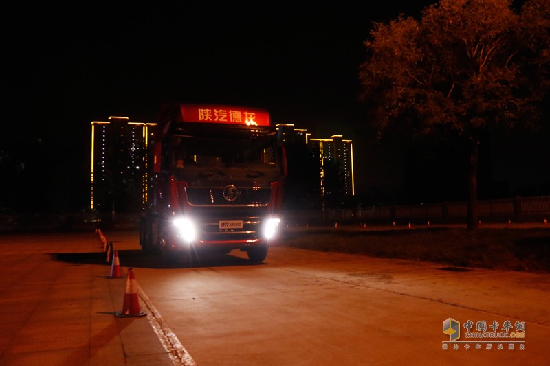 河南區(qū)域銷售過萬 陜汽德龍X5000尊享夜駕會周口站現(xiàn)場看點多