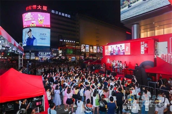 上汽紅巖“時(shí)光博物館”人山人海