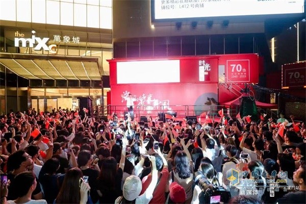 ?上汽紅巖一起揮舞國(guó)旗