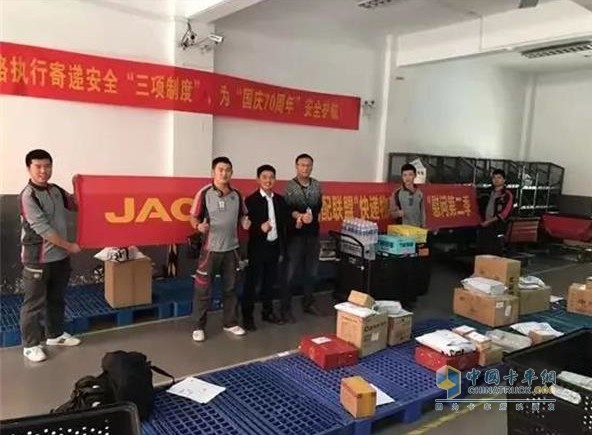 在雙十一期間，江淮康鈴還將為快遞公司網(wǎng)點提供免費借用或車輛租賃方案