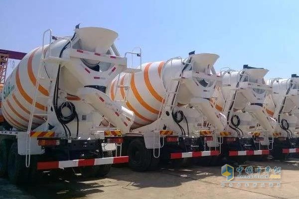搭載濰柴WP8發(fā)動(dòng)機(jī)的攪拌車(chē)