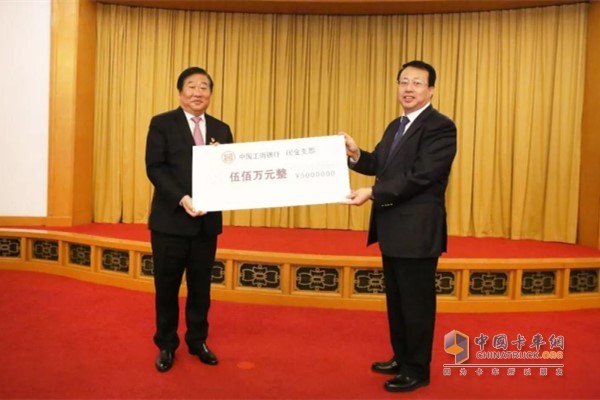 龔正為濰柴動力頒發(fā)獎金，譚旭光代表企業(yè)上臺領獎