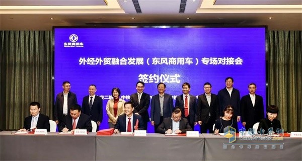 雙方將進(jìn)一步加強(qiáng)境內(nèi)外工程帶項(xiàng)目車輛、貿(mào)易項(xiàng)目、工程建設(shè)項(xiàng)目等方面的合作，建立常態(tài)交流機(jī)制，聚焦海外市場(chǎng)熱點(diǎn)問(wèn)題，分享經(jīng)驗(yàn)，共享信息，加強(qiáng)企業(yè)之間深度、務(wù)實(shí)合作方面的新探索