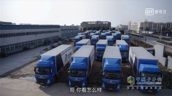 姚遠(yuǎn)和高暢來遠(yuǎn)方看車，上百輛乘龍接受姚總“審閱”——乘龍