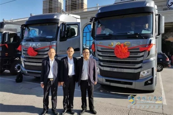 從左至右依次為美馳車(chē)隊(duì)銷(xiāo)售服務(wù)王世東、美馳車(chē)隊(duì)服務(wù)經(jīng)理劉海云、江淮跨越東北蒙東大區(qū)經(jīng)理胡克城