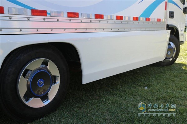 車架左右兩側(cè)全部加裝了側(cè)裙