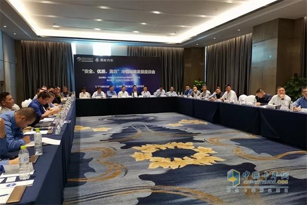 東風柳汽相關(guān)領導與參觀考察團成員開展了深入的對話交流