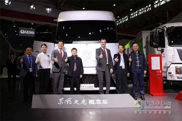 東風(fēng)公司、東風(fēng)商用車領(lǐng)導(dǎo)代表在新一代東風(fēng)天龍概念車前合影