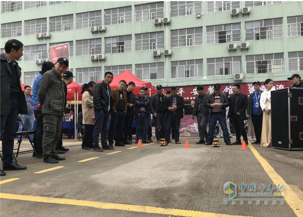 卡友們積極參與現(xiàn)場的互動游戲，加深了對一汽解放的品牌信賴