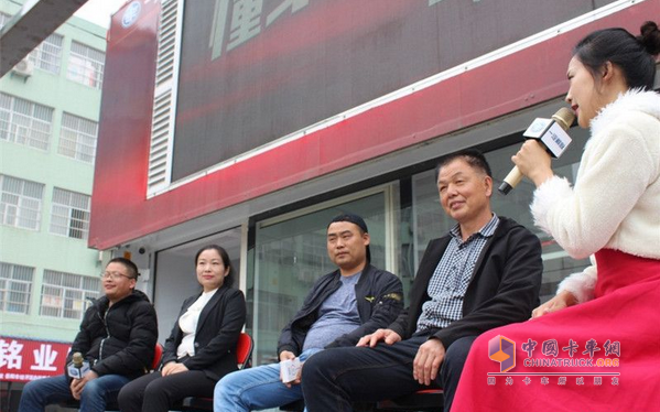 卡友們走上舞臺，與主持人積極互動，坦露與解放的結(jié)緣之路