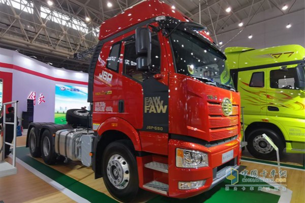 一汽解放 新J6P 6×4 550馬力 國六 領(lǐng)航版2.0新四季款牽引車